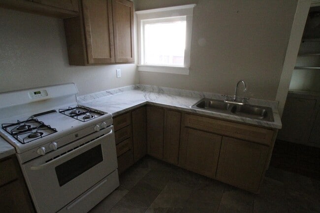 Building Photo - 1324 Main St