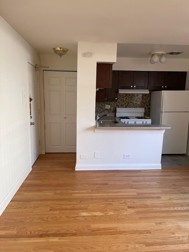 Foto del edificio - 3710 N Pine Grove Ave