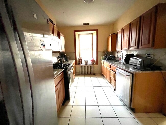 Building Photo - 688 Parker St