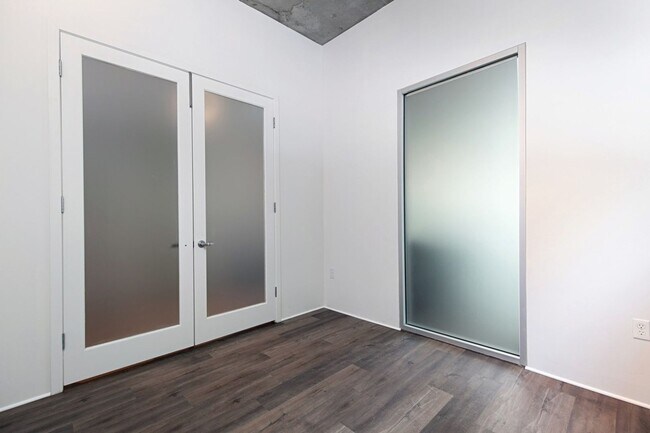 Building Photo - Rare corner unit at Fahrenheit available 4...