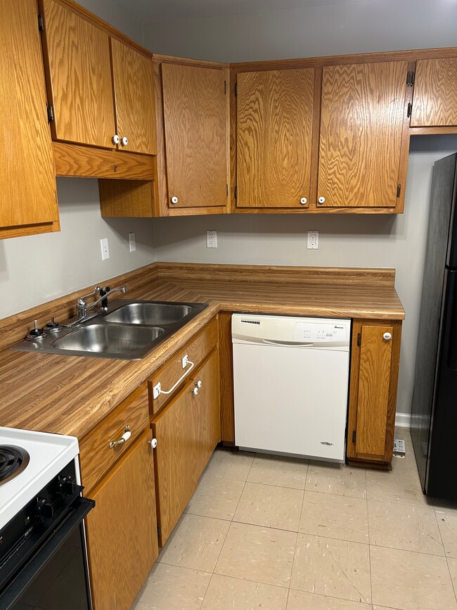 Building Photo - Main Street Villa