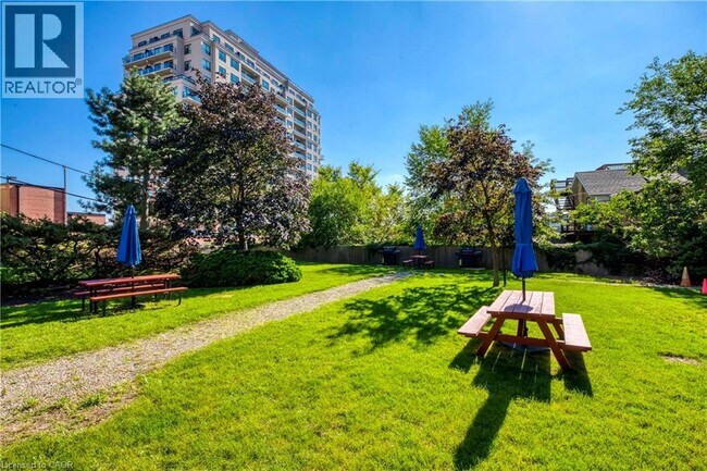 Photo du bâtiment - 221 Queen St S