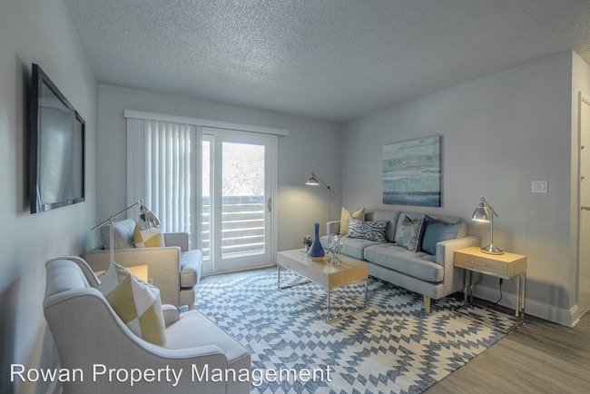 Building Photo - 2 br, 1 bath Apartment - 423-427 Maple Blvd.