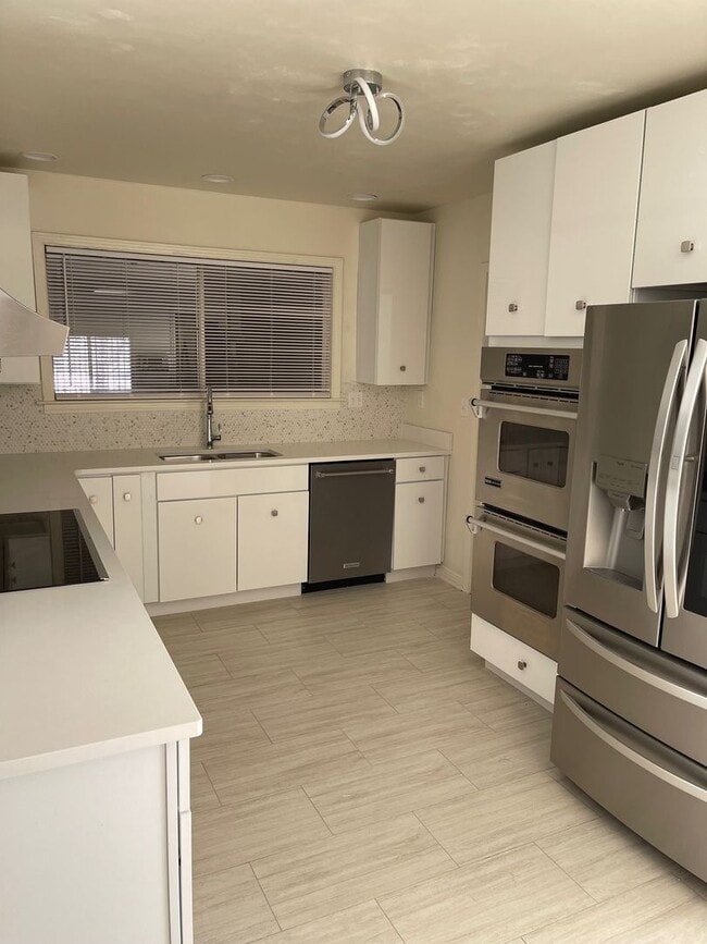 Building Photo - Wonderful 4 bed 3 bath home in East Memphis