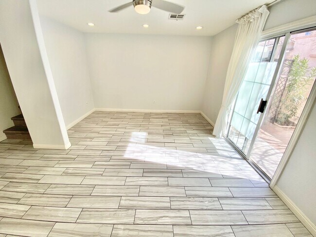 Building Photo - BEAUTIFUL TOWNHOME W/ 2 CAR GARAGE,  2 BED...