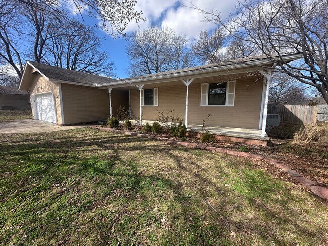 Foto del edificio - For lease: 3 Bed, 2 Bath Home in Northeast Joplin, MO - $1650.00/Mo| Indoor Storm Shelter/Fenced ...