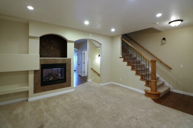 Building Photo - Beautiful Harvest Park Mapleton Townhouse