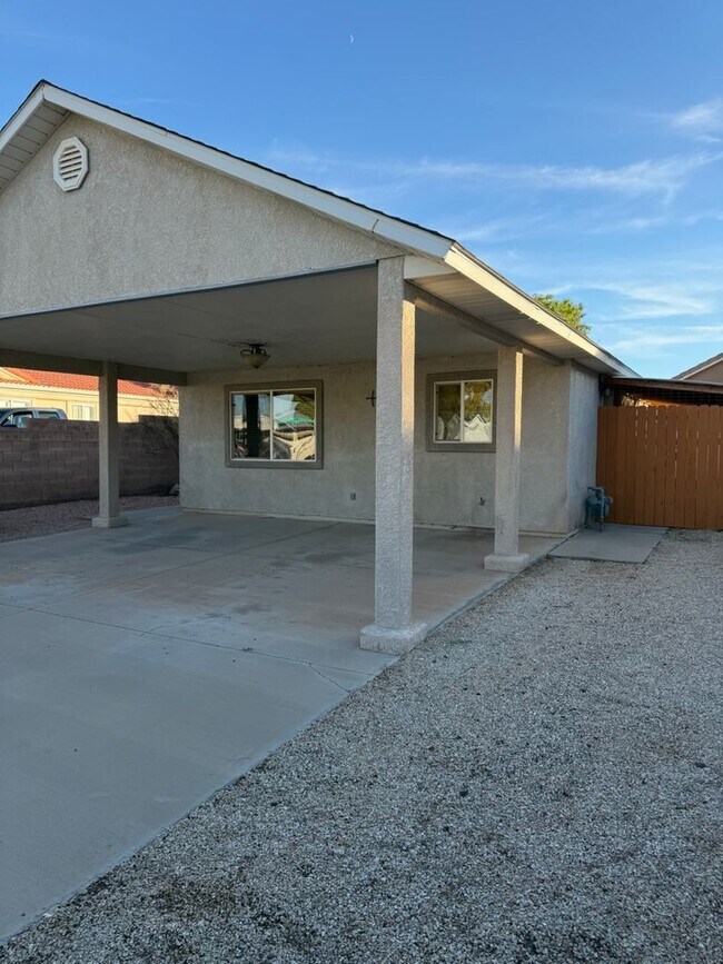 Building Photo - 3 Bedroom Home!