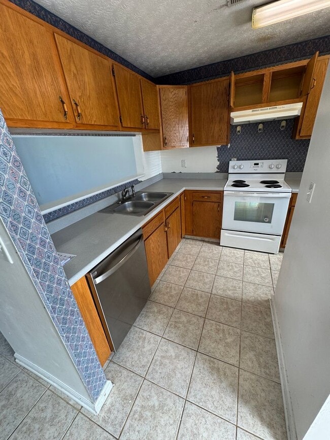 Building Photo - Fox Ridge 1-10