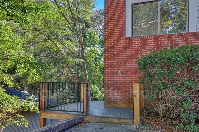 Building Photo - 2806 Thomas Ln