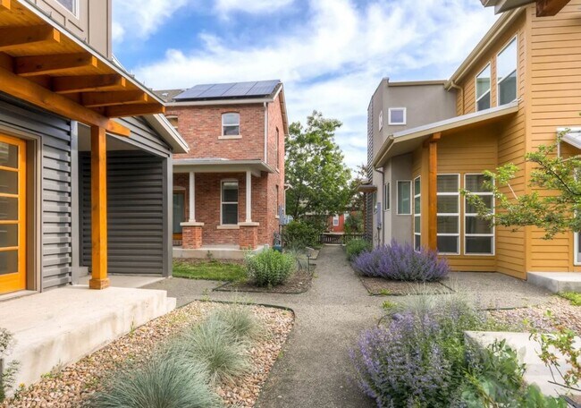 Foto del edificio - 1 bed 1.5 bath Stand Alone Townhome. Move-In Anytime Between March 15 - May 1st.