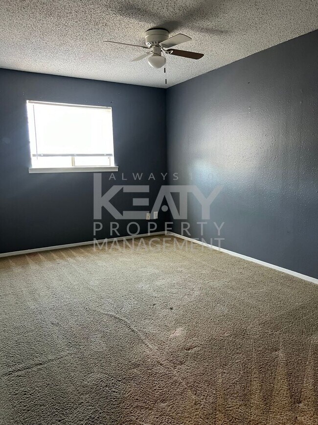 Building Photo - 3 Bedroom, 1.5 Bathroom Townhouse Now Avai...