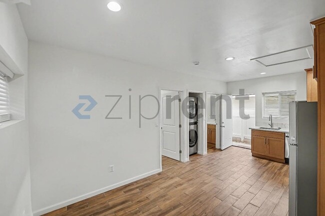 Building Photo - Unit A
