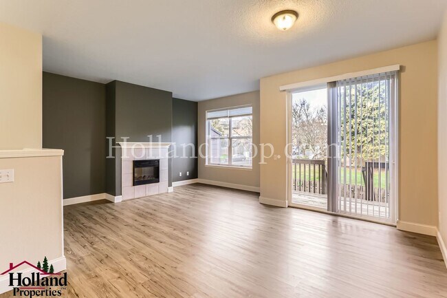 Building Photo - Beautiful 2 Bedroom Townhome Plus Bonus Ro...