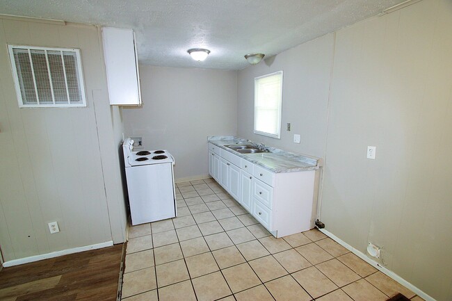 Building Photo - Charming 3-Bedroom Home with Modern Amenities