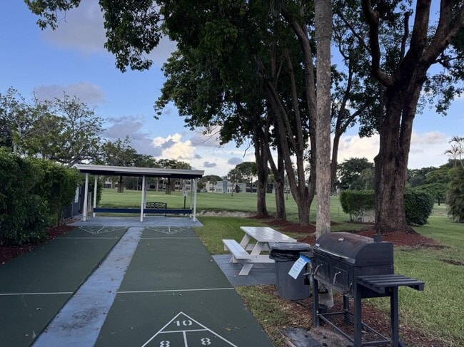 amenities - 7608 NW 18th St