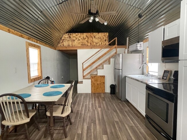 Foto del edificio - Cozy Fully Furnished 1-Bed 1-Bath Tiny Hom...