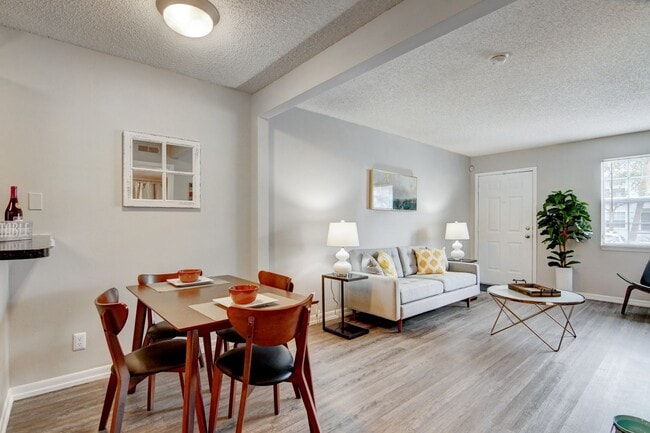 Foto del edificio - Oakwood Townhomes