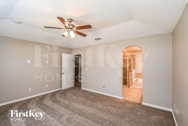 Building Photo - 324 W New England Dr