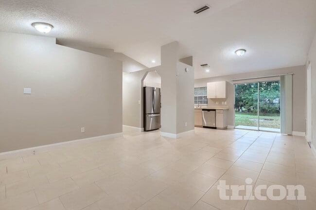 Building Photo - 2527 Orange Ave