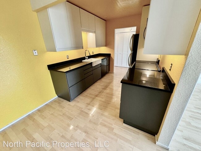 Building Photo - 2 br, 2 bath House - 3635 Fremont Ave N #403