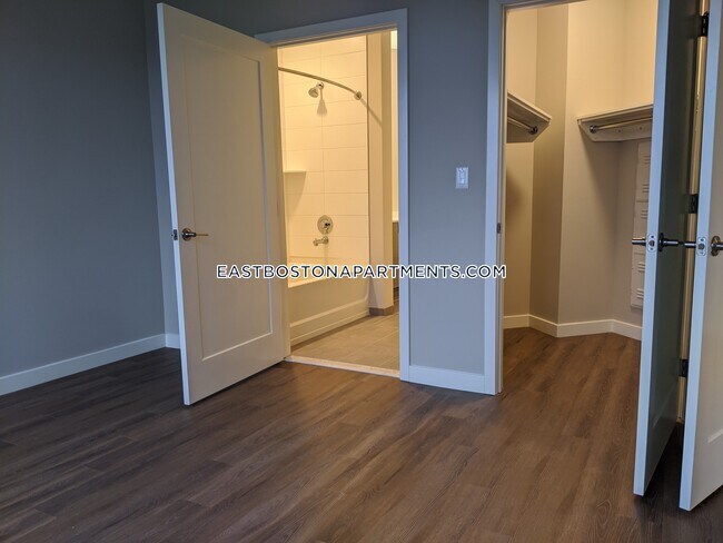 Foto del edificio - 80 Piers Park Ln
