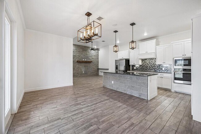 Building Photo - 136 Greg Ln