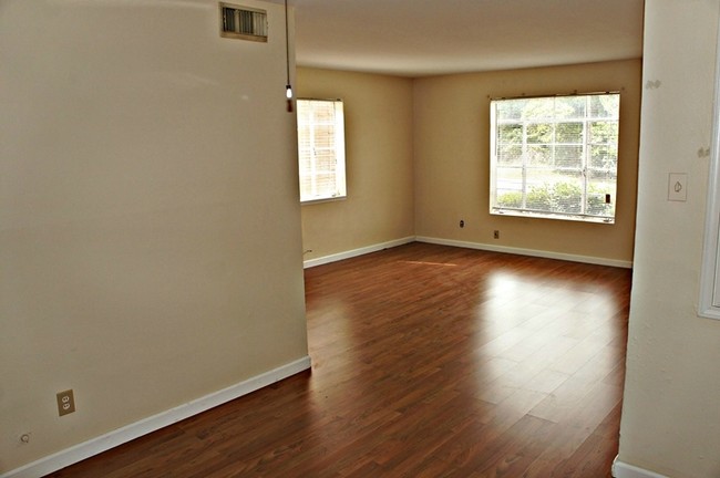 Living Room - Idylwood Apartments