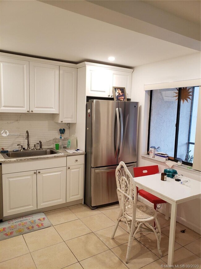 Foto del edificio - 341 Lakeview Dr