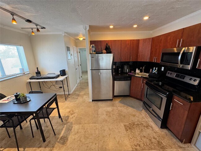 Foto del edificio - 1856 NE 46th St