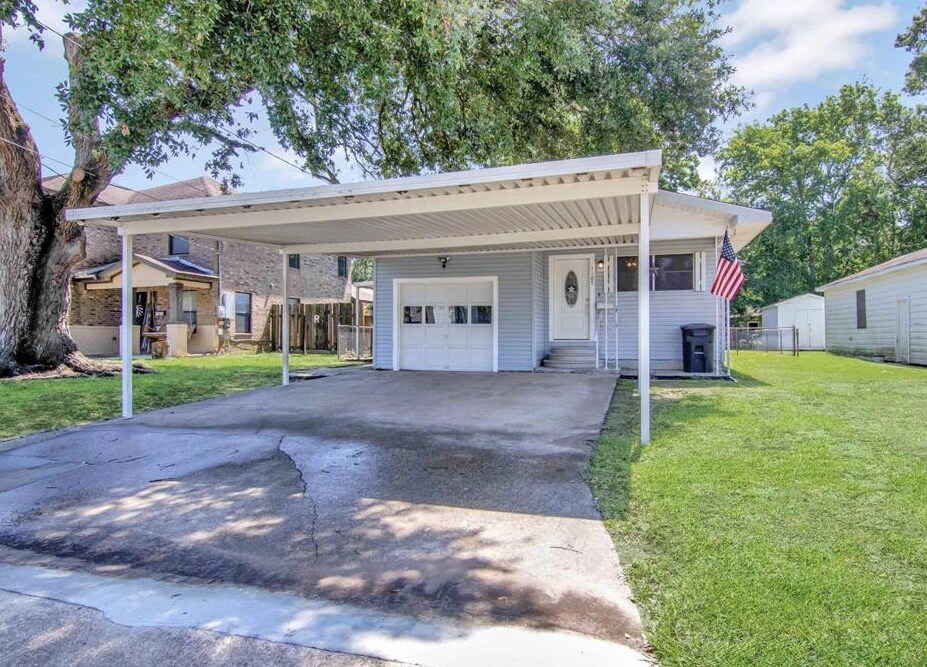 Primary Photo - 1105 West Dr
