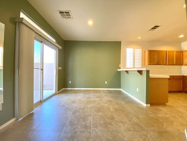 Building Photo - Nice 2-story home