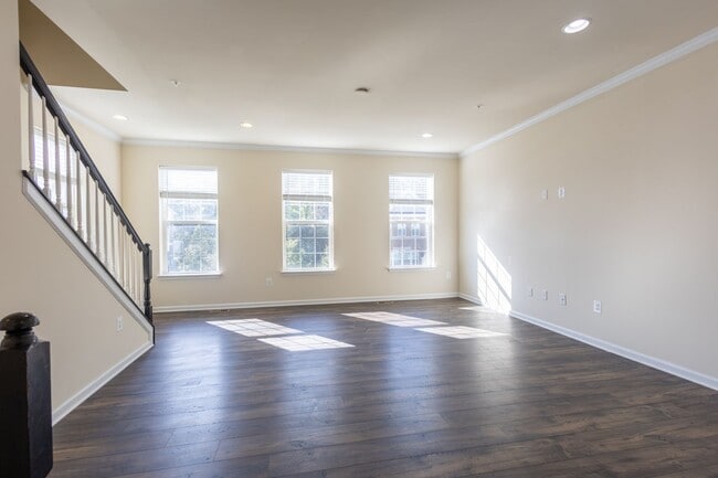 Building Photo - Spacious 3 Bedroom Townhouse in Hanover!