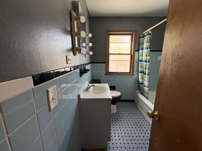 Foto del edificio - 16914 Maple Heights Blvd