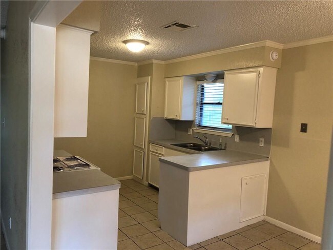 Building Photo - 3117 Sylvan Crest Dr
