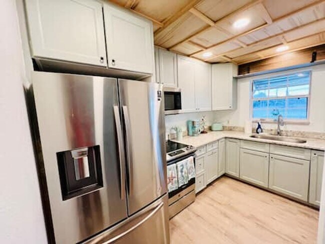 Building Photo - BEACH PARK VILLAGE Townhome across from beach