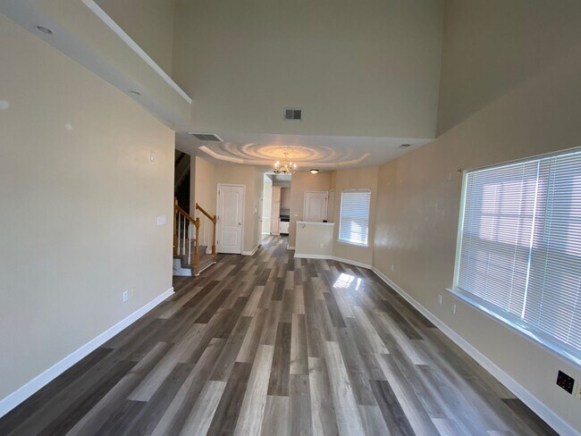 Foto del edificio - Spacious 4-Bedroom End-Unit Condo in Virgi...