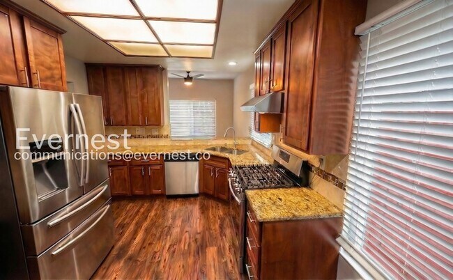 Foto del edificio - 4936 Creekwood Dr