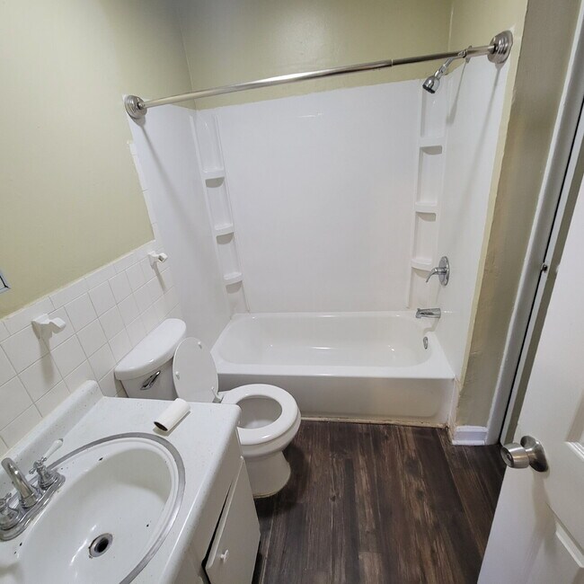 Building Photo - Eastside 2 Bedroom