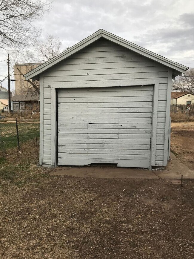 Building Photo - 2 Bedroom with 1 Bath and 1 Car Garage Con...