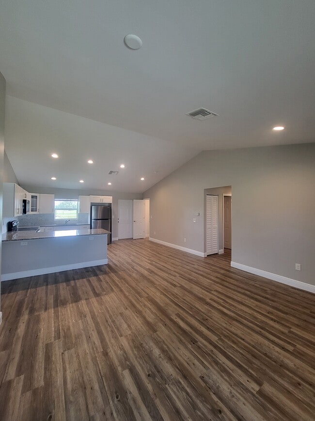 Building Photo - 5012 Dolphin Ct