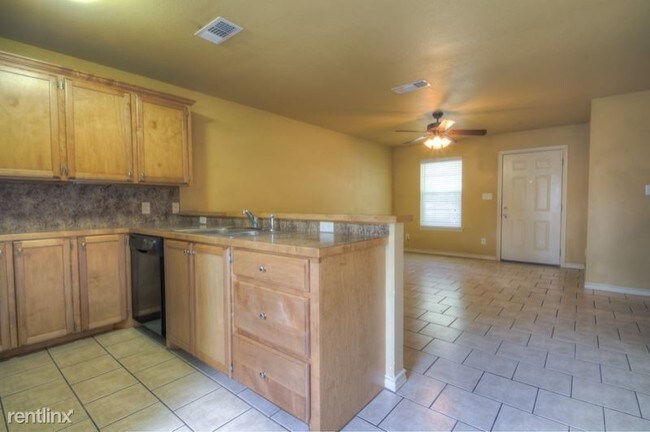 Building Photo - 3 br, 2 bath Apartment - 1229 e 18th St.