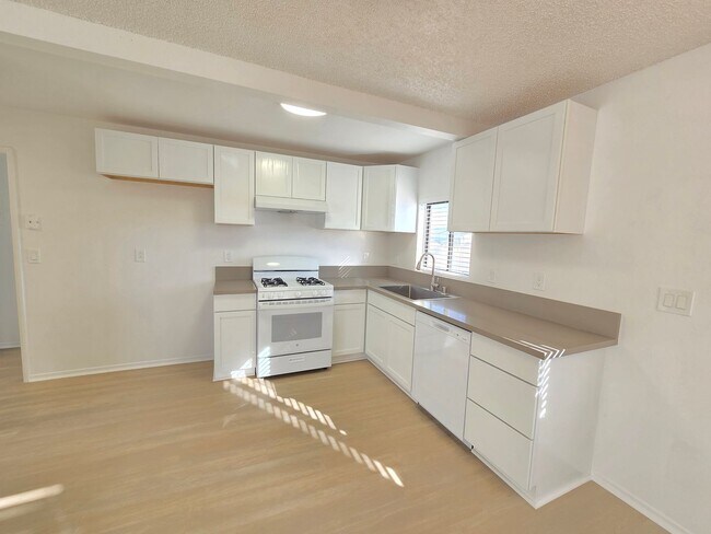Building Photo - 8249 Catalpa Ave