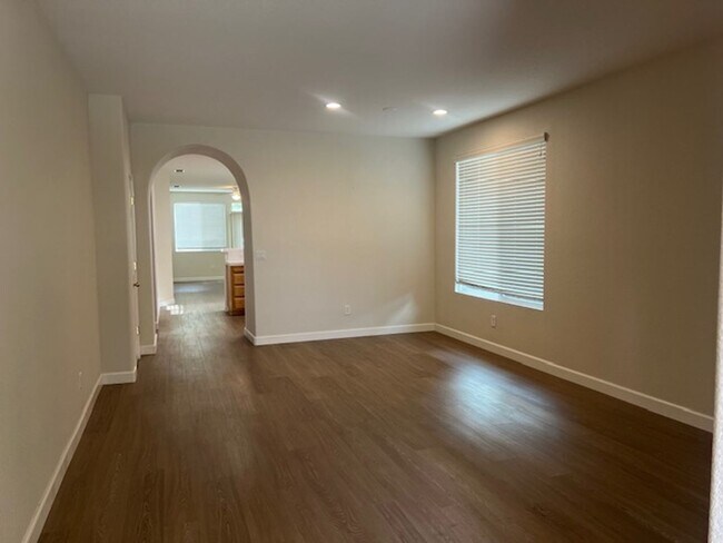 Building Photo - Single-Story 4 Bedroom House for Rent – El...