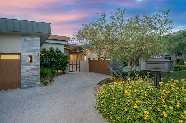 Building Photo - UNUBSTRUCTED VIEWS FROM THIS MACDONALD HIG...
