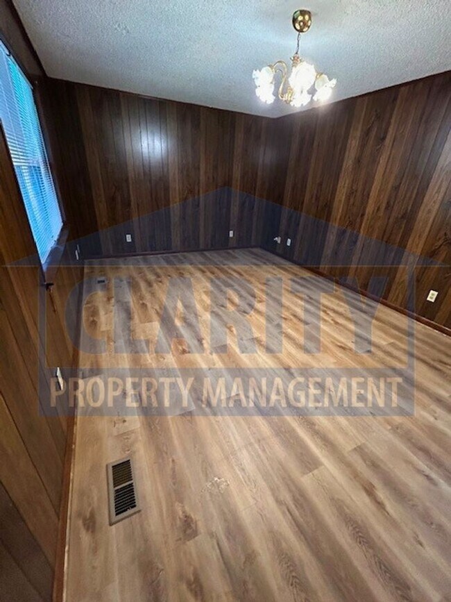 Foto del edificio - Spacious three bedroom home