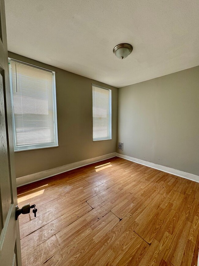Building Photo - 3 Bedroom Home Available Now