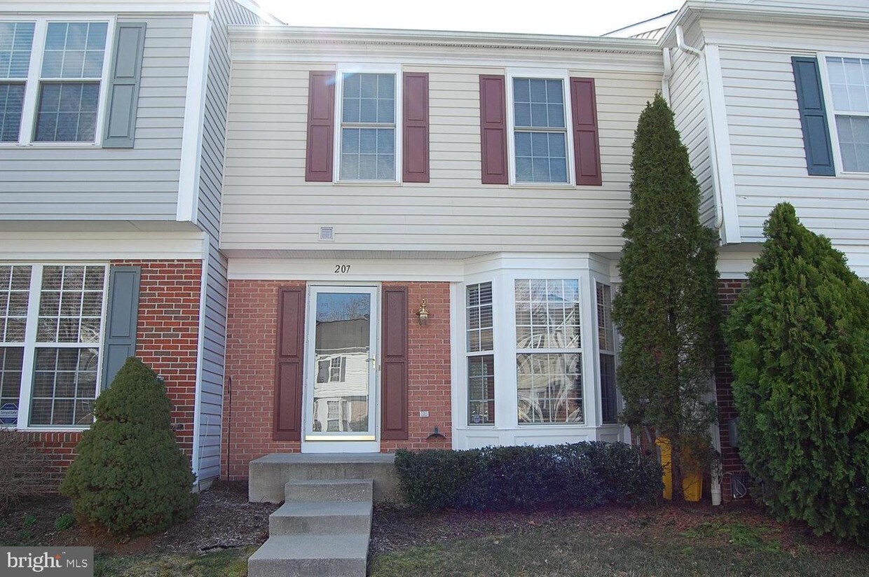 Primary Photo - 207 Gray Fox Ct