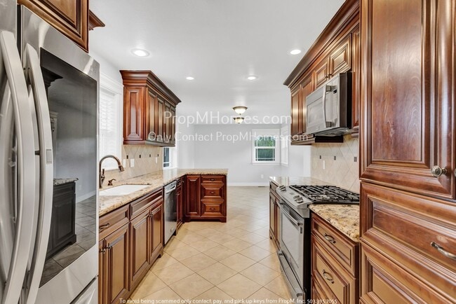 Building Photo - Five Bedrooms, Two and Half Bathrooms on T...