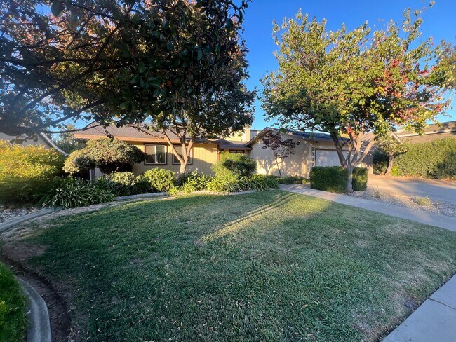 Foto del edificio - Single story home located in Lakewood Elementary School District!